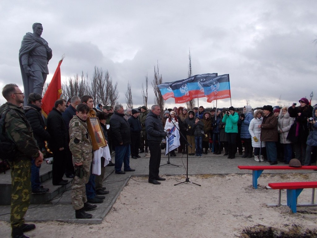 В День неизвестного солдата памятник «Советскому солдату» в Донецкой Народной Республике установлен одновременно с торжественной церемонией захоронения останков 40 неизвестных воинов