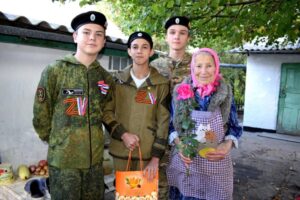 Юные бойцы поискового отряда «Памяти РАУ» поздравили жителей Каменного Брода с международным днем пожилых людей