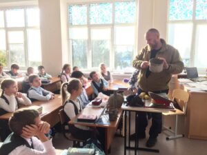 Учебная неделя в гимназии 35 Ростова-на-Дону началась с традиционной церемонии поднятия флага Российской Федерации